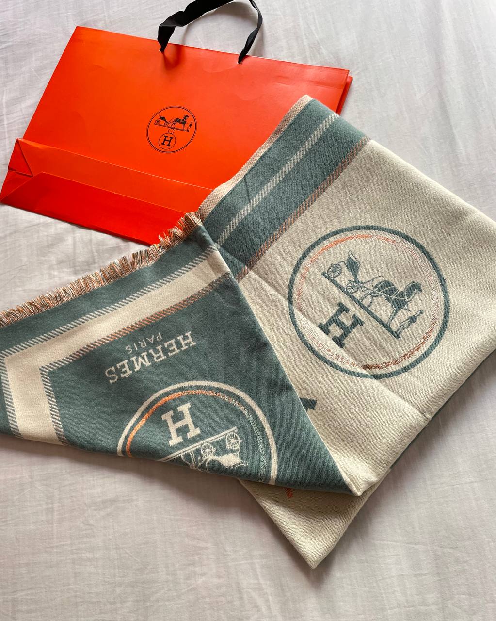 Écharpe Hermès en laine et cachemire – Motif Cheval et Calèche, Élégance Parisienne