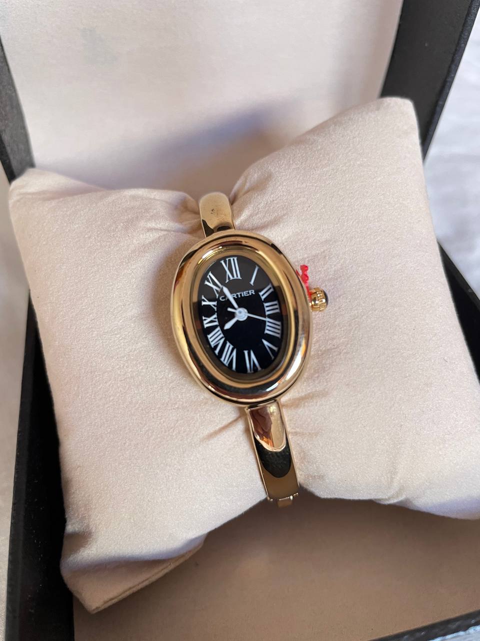 Montre Cartier Femme – Modèle Ovale en Or Jaune, Cadran Noir Roman avec coffret simple