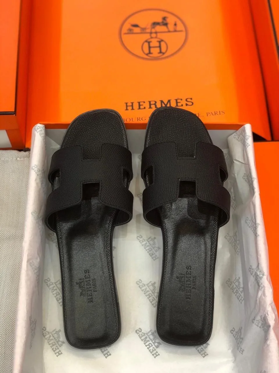 Sandales H en cuir noir – Élégance intemporelle