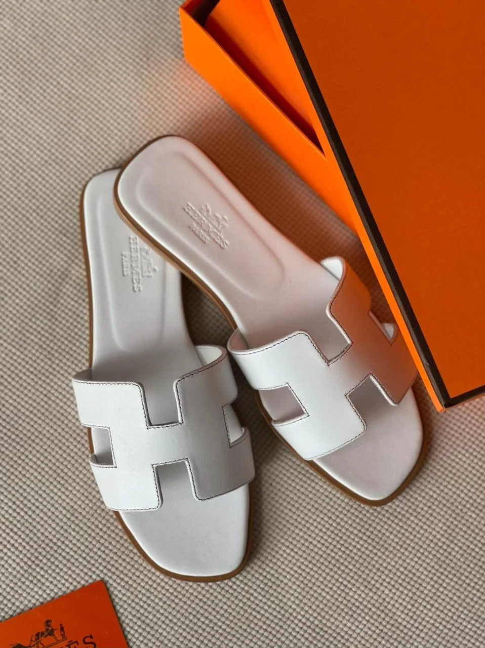 Sandales H en cuir blanc – Élégance intemporelle