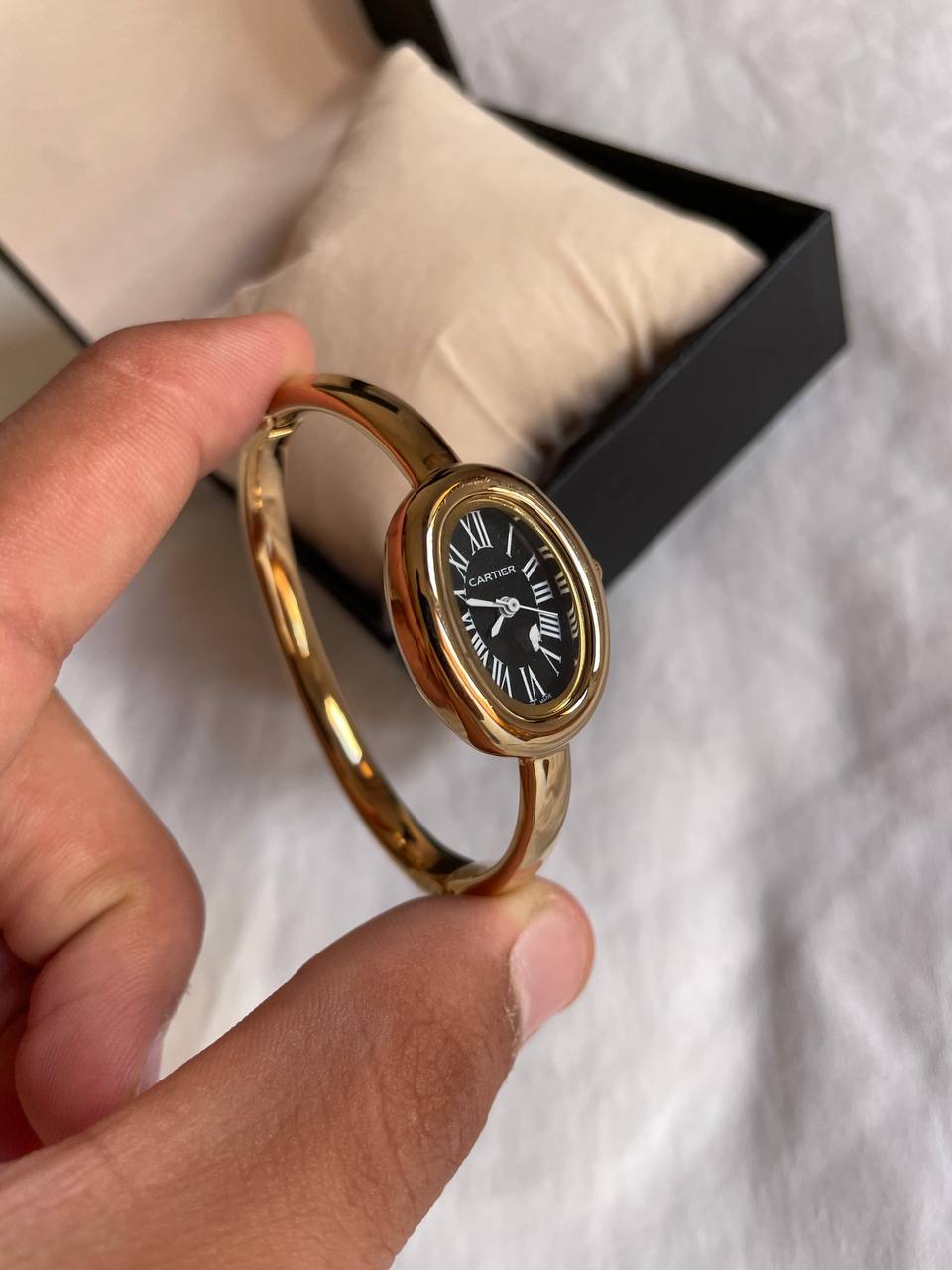Montre Cartier Femme – Modèle Ovale en Or Jaune, Cadran Noir Roman avec coffret simple