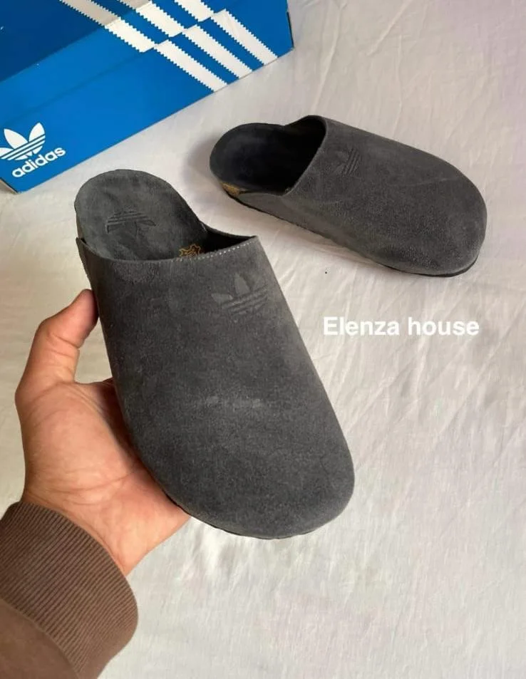 Adidas Mules Suede Comfort – Gris Anthracite (Unisexe)