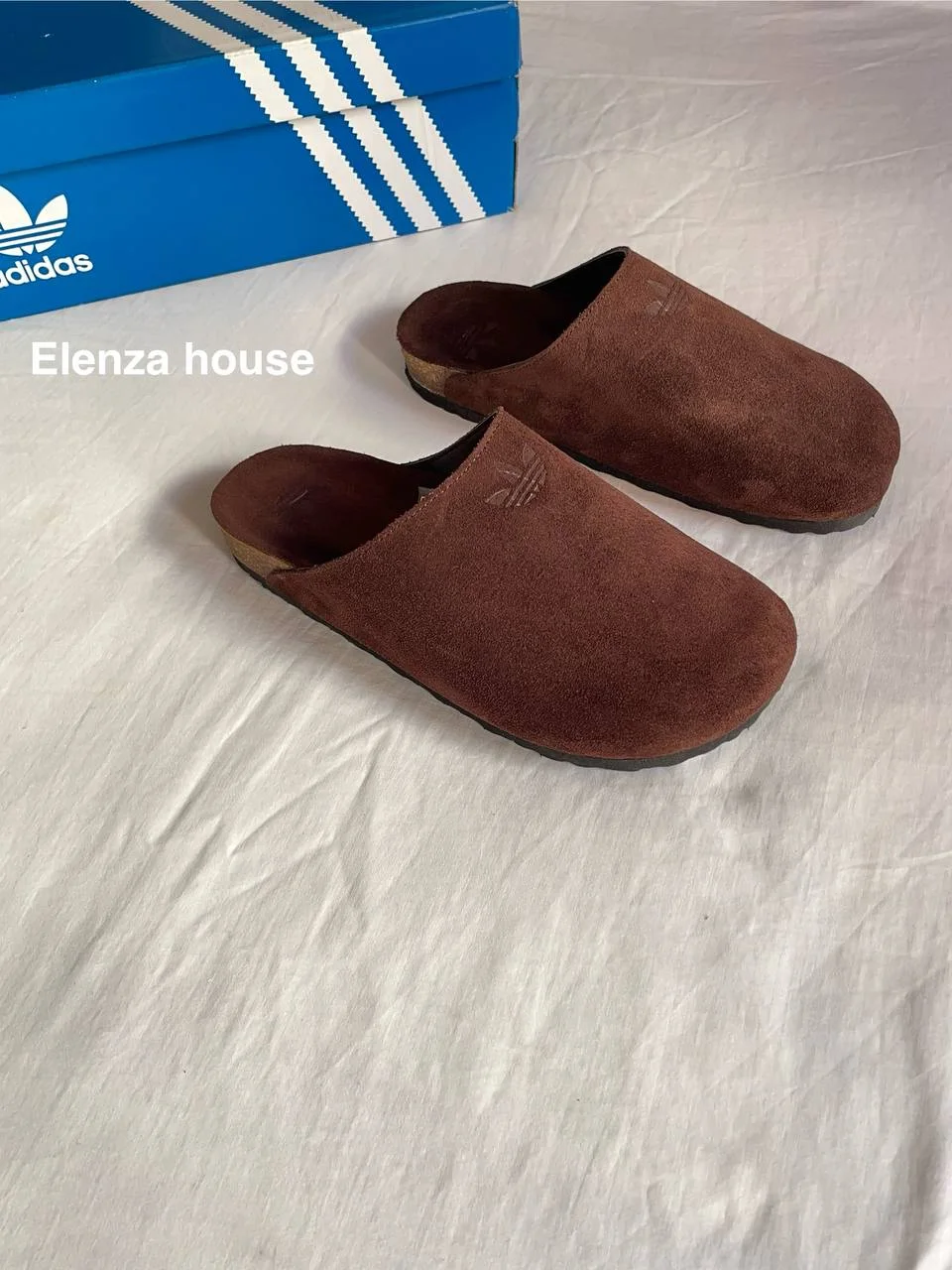 Adidas Mules Suede Comfort – Marron Chocolat (Unisexe)