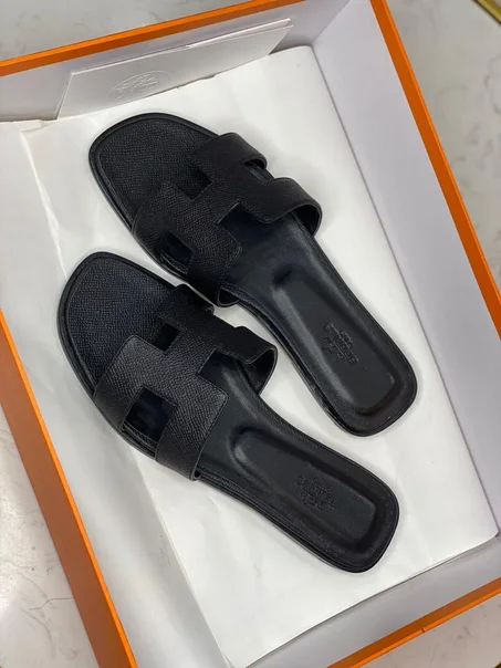 Sandales H en cuir noir – Élégance intemporelle