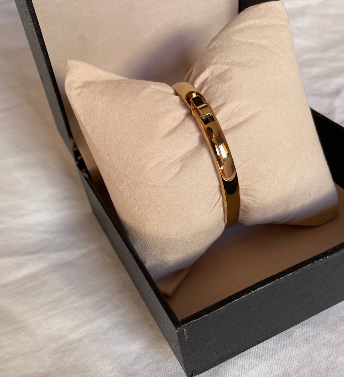 Montre Cartier Femme – Modèle Ovale en Or Jaune, Cadran Noir Roman avec coffret simple