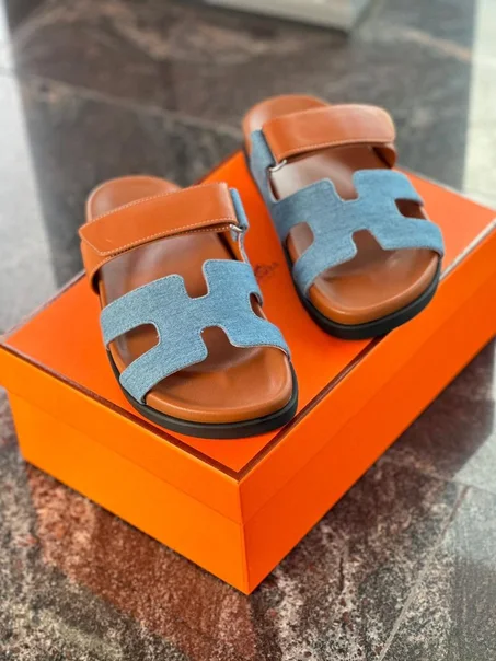 Hermes sandal marron chaleureux, bleu doux et semelle noire