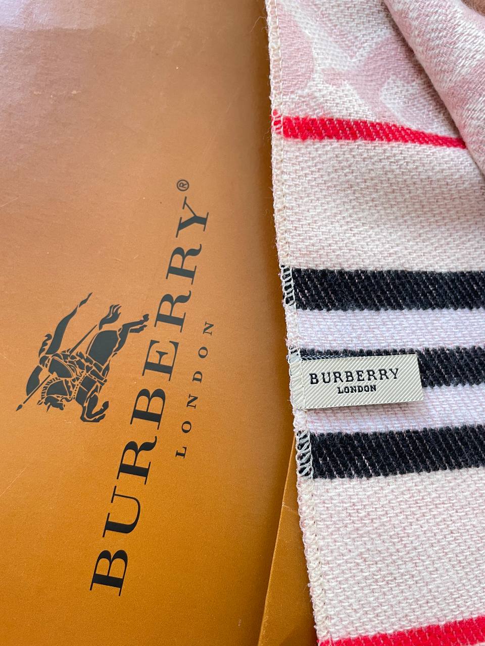 Écharpe Burberry Rose à Motifs Monogramme et Rayures Classiques