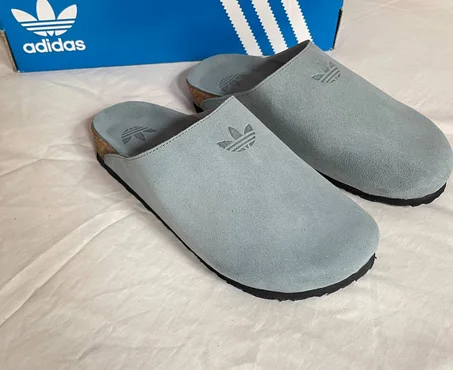 Sabots Adidas en bleu ciel – Confort Premium & Style Minimaliste