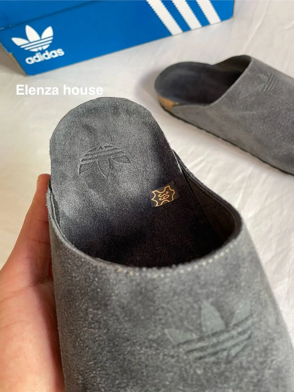 Adidas Mules Suede Comfort – Gris Anthracite (Unisexe)