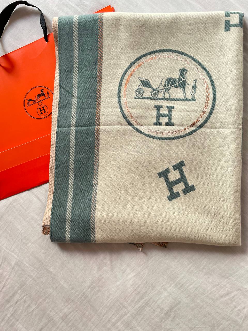 Écharpe Hermès en laine et cachemire – Motif Cheval et Calèche, Élégance Parisienne