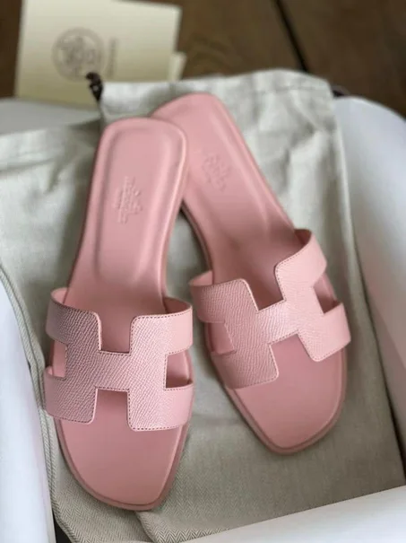 Sandales H en cuir rose – Élégance intemporelle