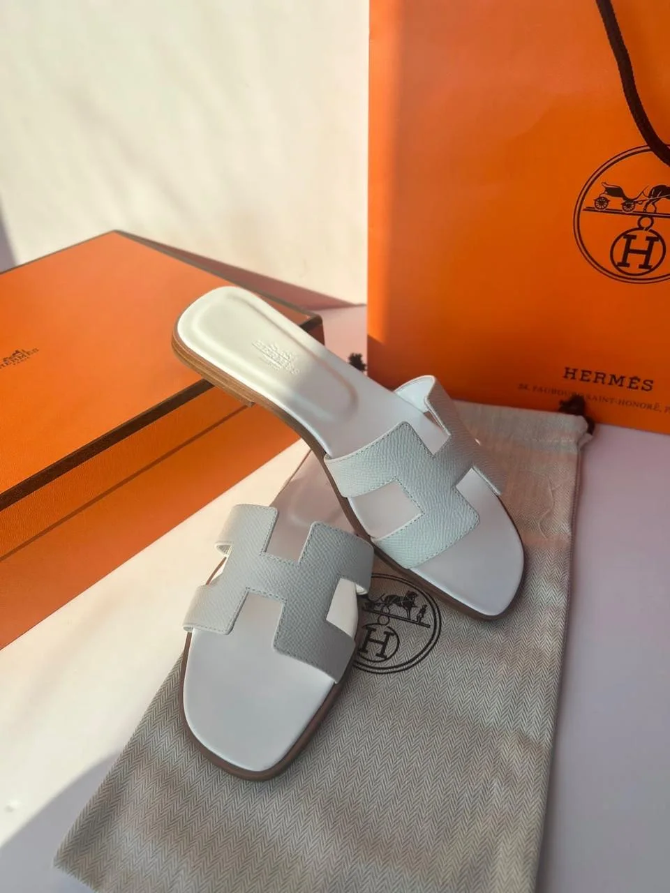 Sandales H en cuir blanc – Élégance intemporelle