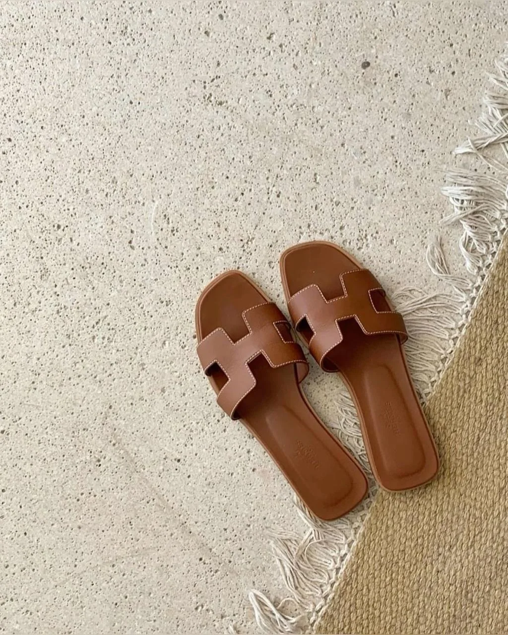 Sandales H en cuir marron – Élégance intemporelle