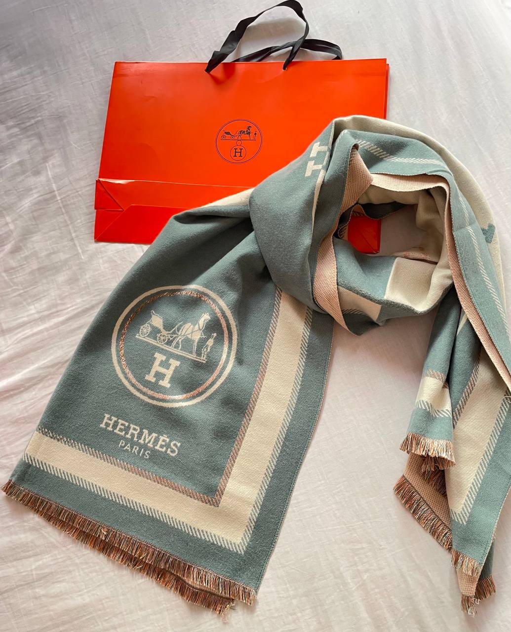 Écharpe Hermès en laine et cachemire – Motif Cheval et Calèche, Élégance Parisienne