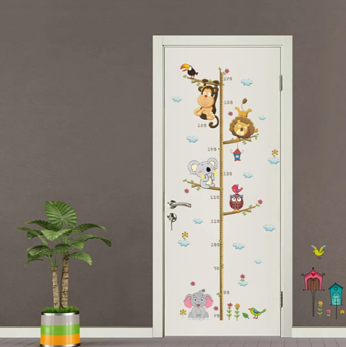 Règle de hauteur en forme d'arbre avec des animaux