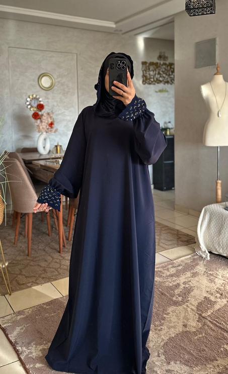 عباية راقية ومع فولار او القب وأنيقة بتصميم واسع ومريح