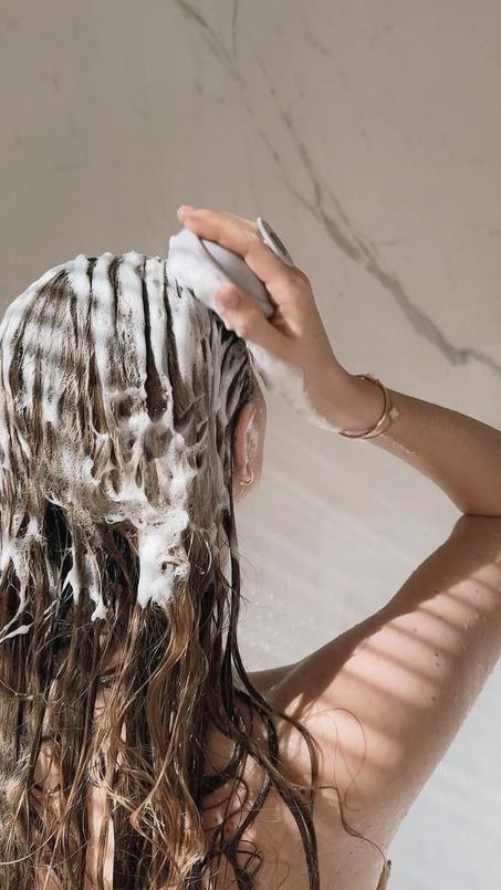 فرشاة تدليك فروة الرأس السيليكونية – لتعزيز الدورة الدموية وتنظيف الشعر بعمق