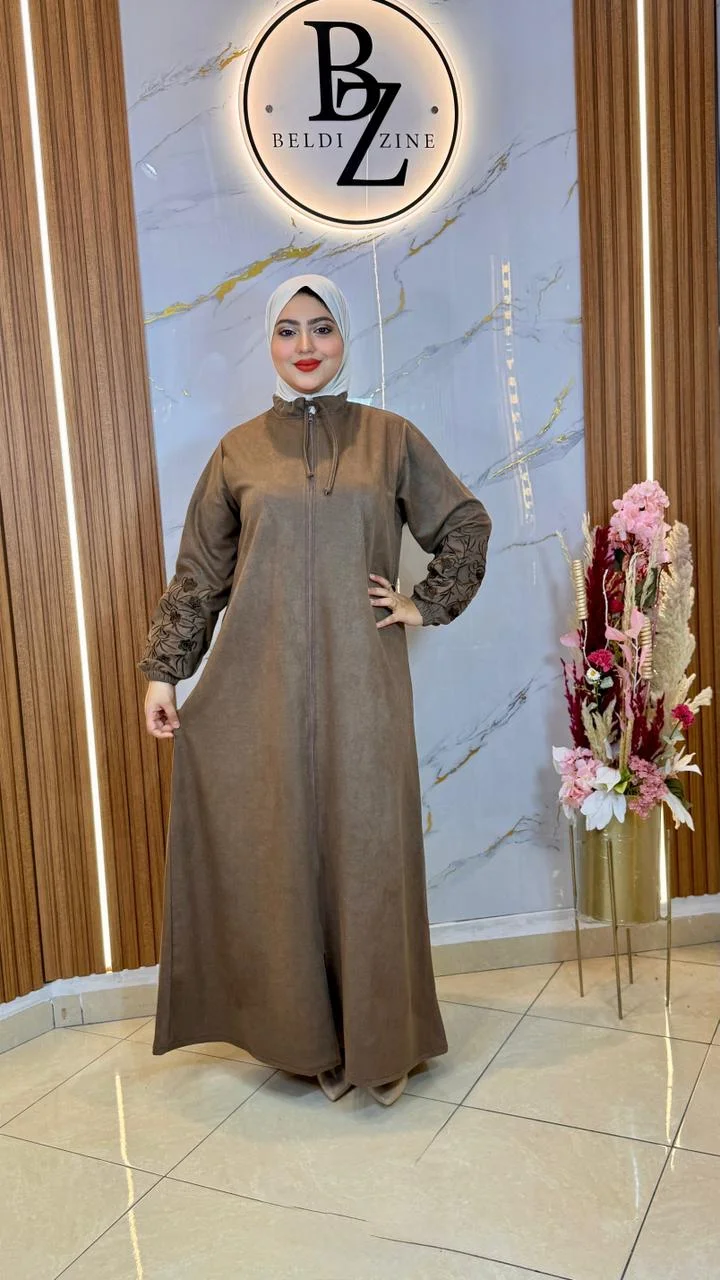 كسوة "دياكونال" شتوية - طرز الورود على الأكمام