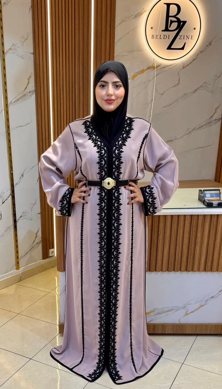 قفطان كريب كوريا راقي – خدمة المعلم (حزام وبروش ذهبي)