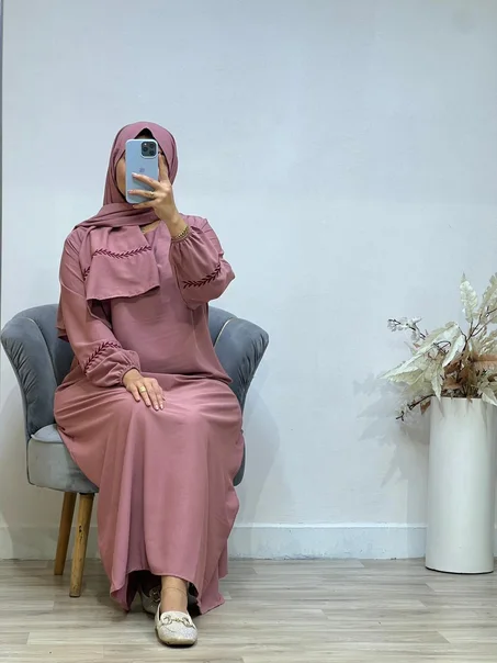 أناقة الكمخة في عباية عصرية مع فولار لإطلالة كاملة