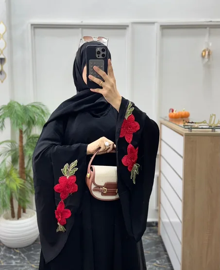 عباءة "الوردة الحمراء" - أناقة وفخامة بلمسة تقليدية عصرية