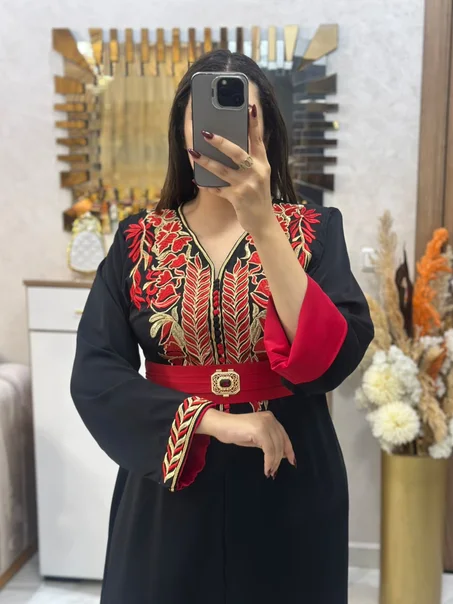 قفطان عصري بتطريز فاخر وحزام أنيق