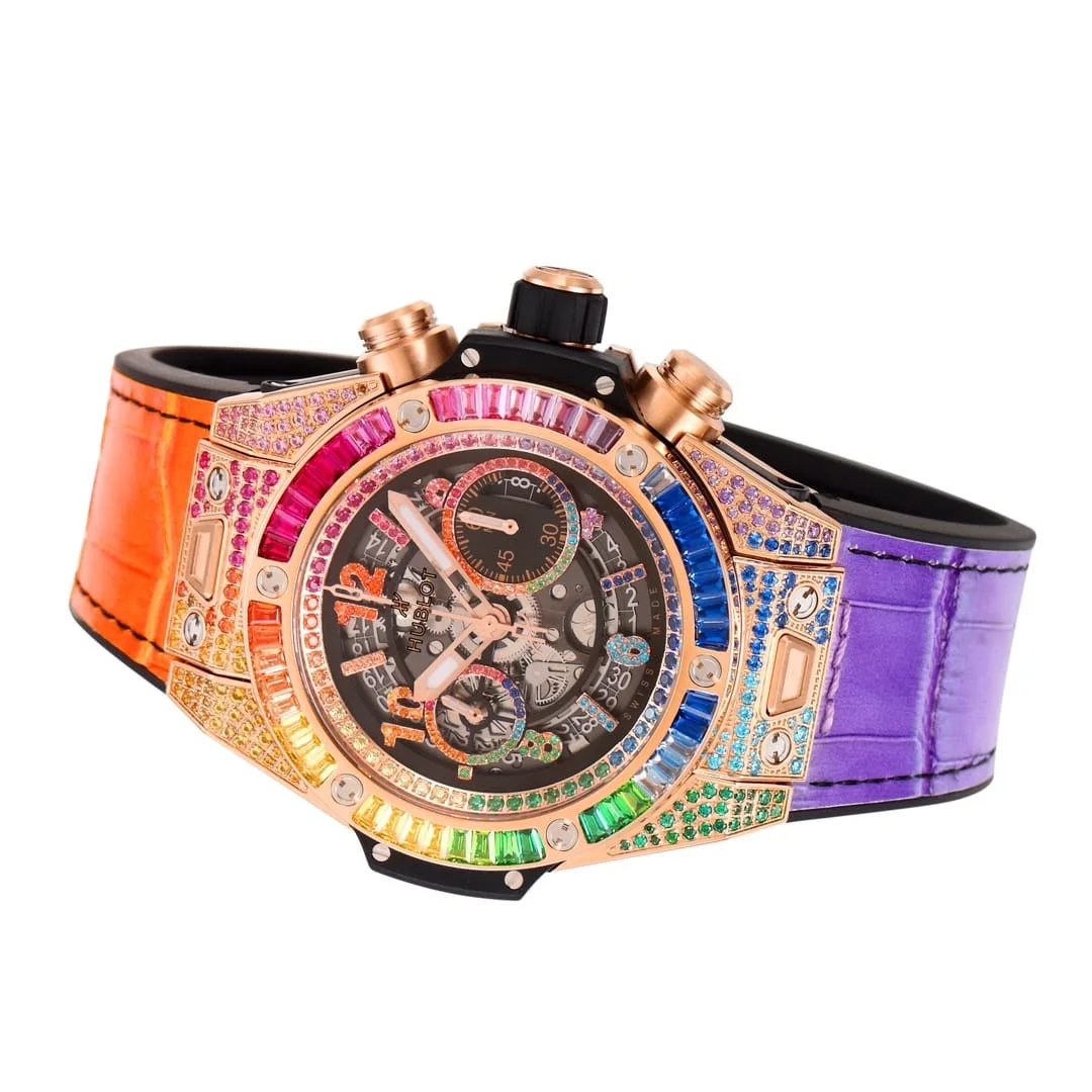 تحفة فنية تجمع بين بريق الذهب الوردي وألوان قوس قزح المرصعة بدقة، صُممت لتكون قطعة استثنائية تجذب الأنظار