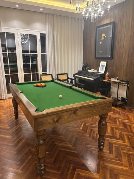 Table de Billard en Bois Massif (Bois Rouge) - Teinte Chêne avec Tapis Personnalisable