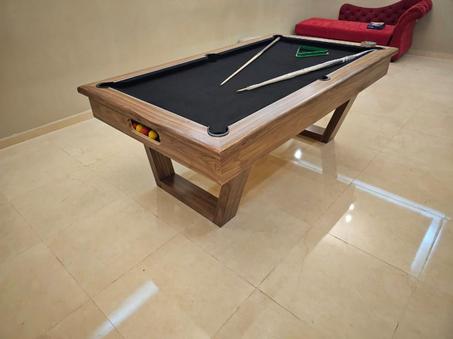 Table de Billard en Bois massif rouge , Effet Noyer avec Pieds Design Uniques .