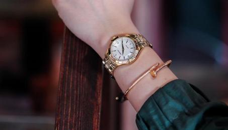 ساعات نسائية