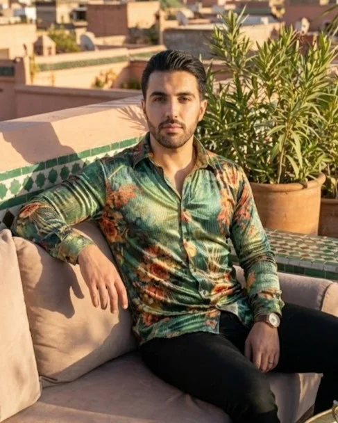 Chemise verte aux motifs floraux