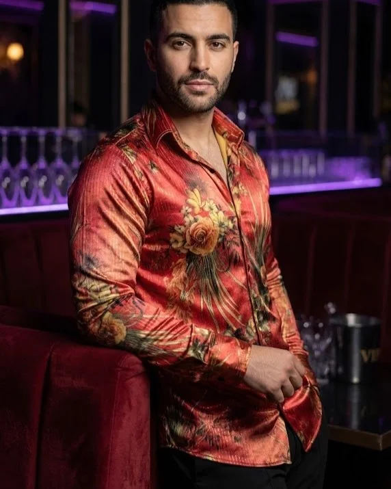 Chemise rouge aux motifs floraux