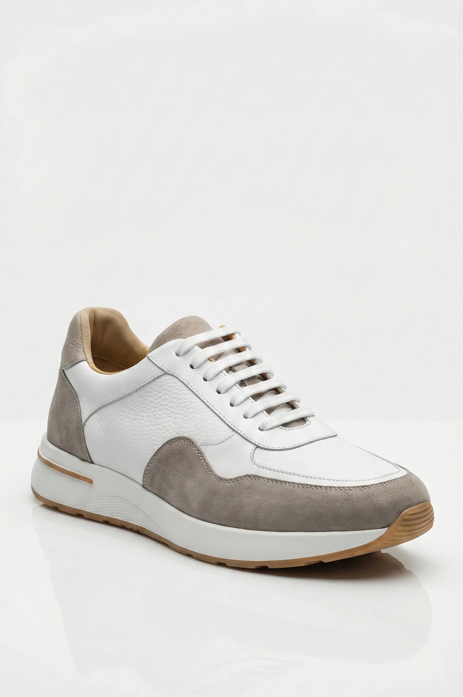 Baskets blanches garnies en daim