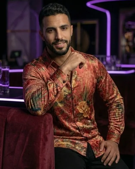 Chemise rouge aux motifs floraux