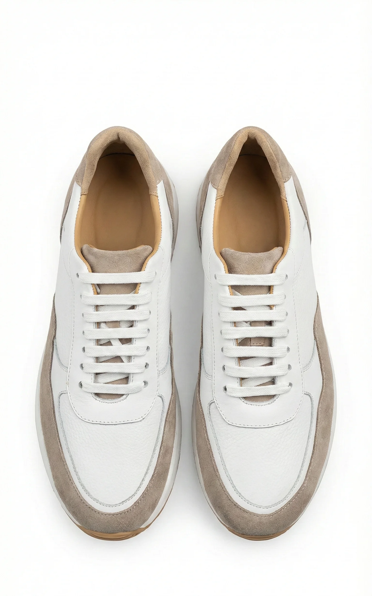 Baskets blanches garnies en daim