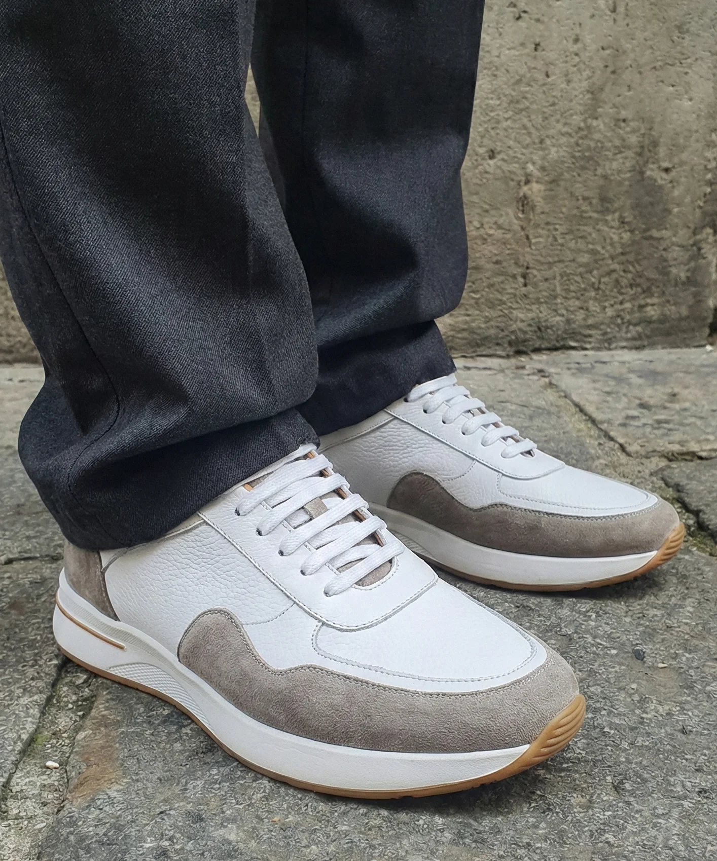 Baskets blanches garnies en daim