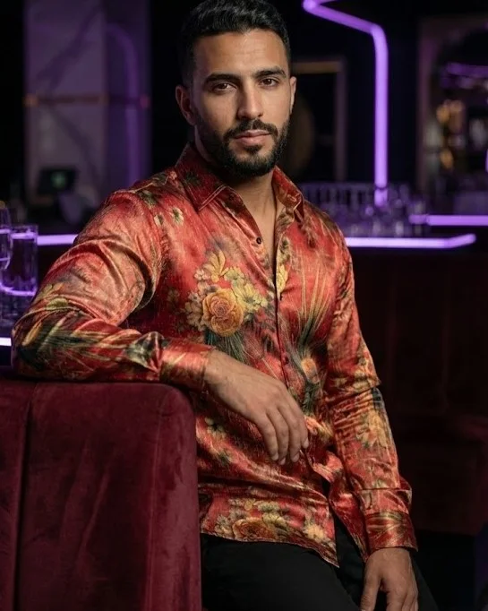 Chemise rouge aux motifs floraux