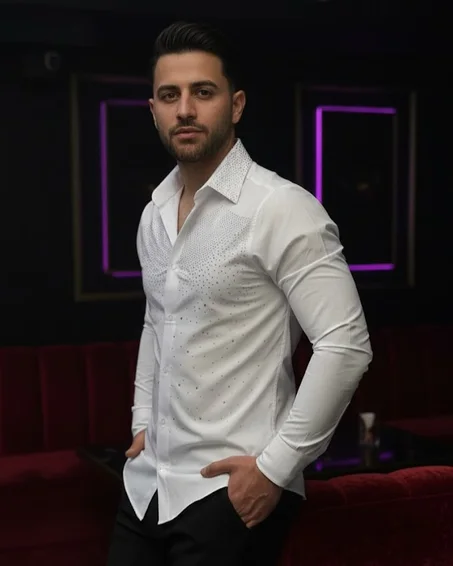 chemise blanche ajustée ornée de motifs