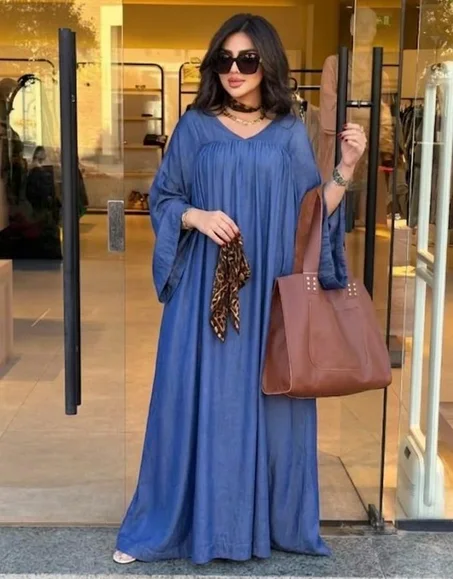 كسوة عصرية واسعة ومريحة، بتصميم بسيط وأنيق كيعطي إحساس بالراحة والحرية فالحركة.