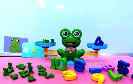 لعبة تعلمية على شكل ميزان