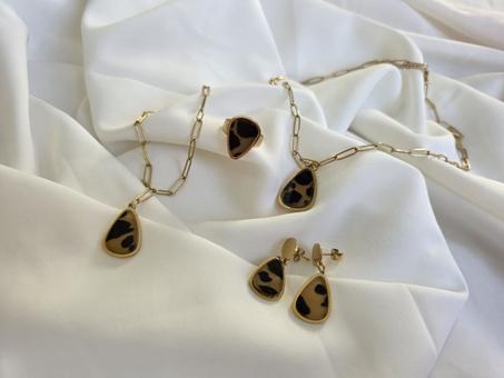 طقم سافانا شيك 🐆 – أناقة جريئة بلمسة قولد