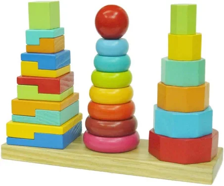 Grande pyramide d'anneaux avec trois colonnes en bois