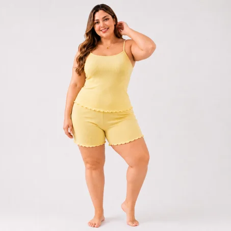 طقم نسائي مريح بتوب وشورت مضلّع ومرن