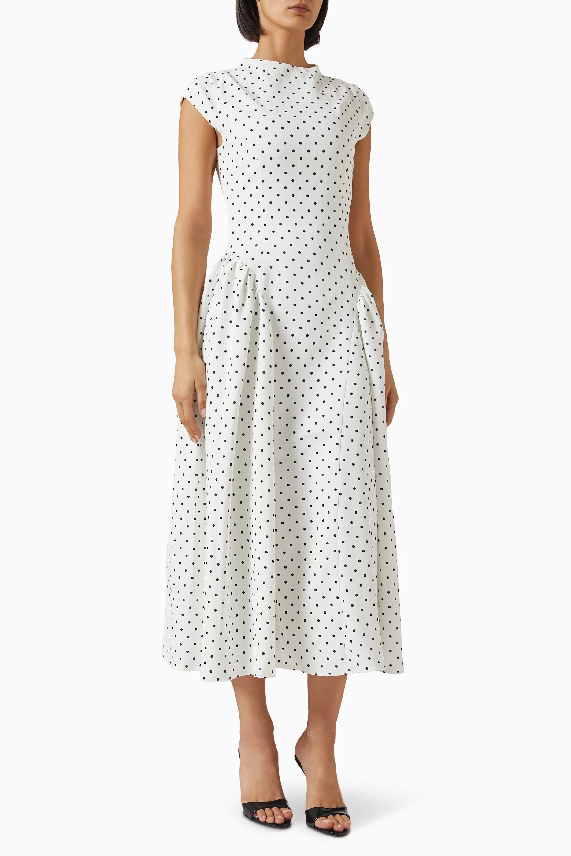 Robe Polkadots – Coupe Cintrée avec Ceinture & Manches Bouffantes