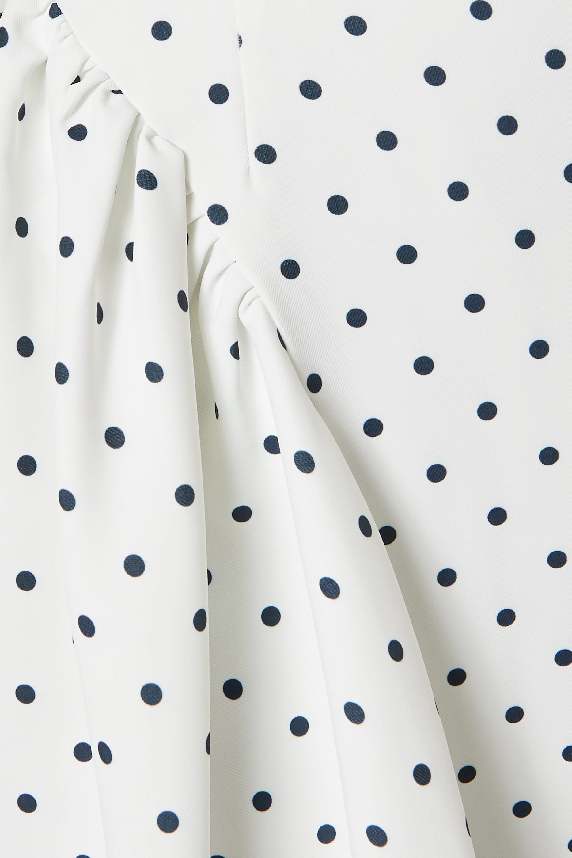Robe Polkadots – Coupe Cintrée avec Ceinture & Manches Bouffantes