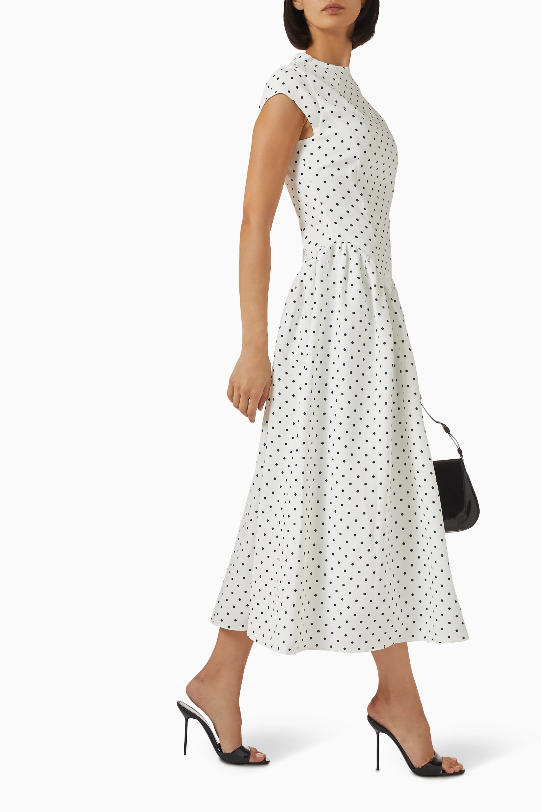 Robe Polkadots – Coupe Cintrée avec Ceinture & Manches Bouffantes