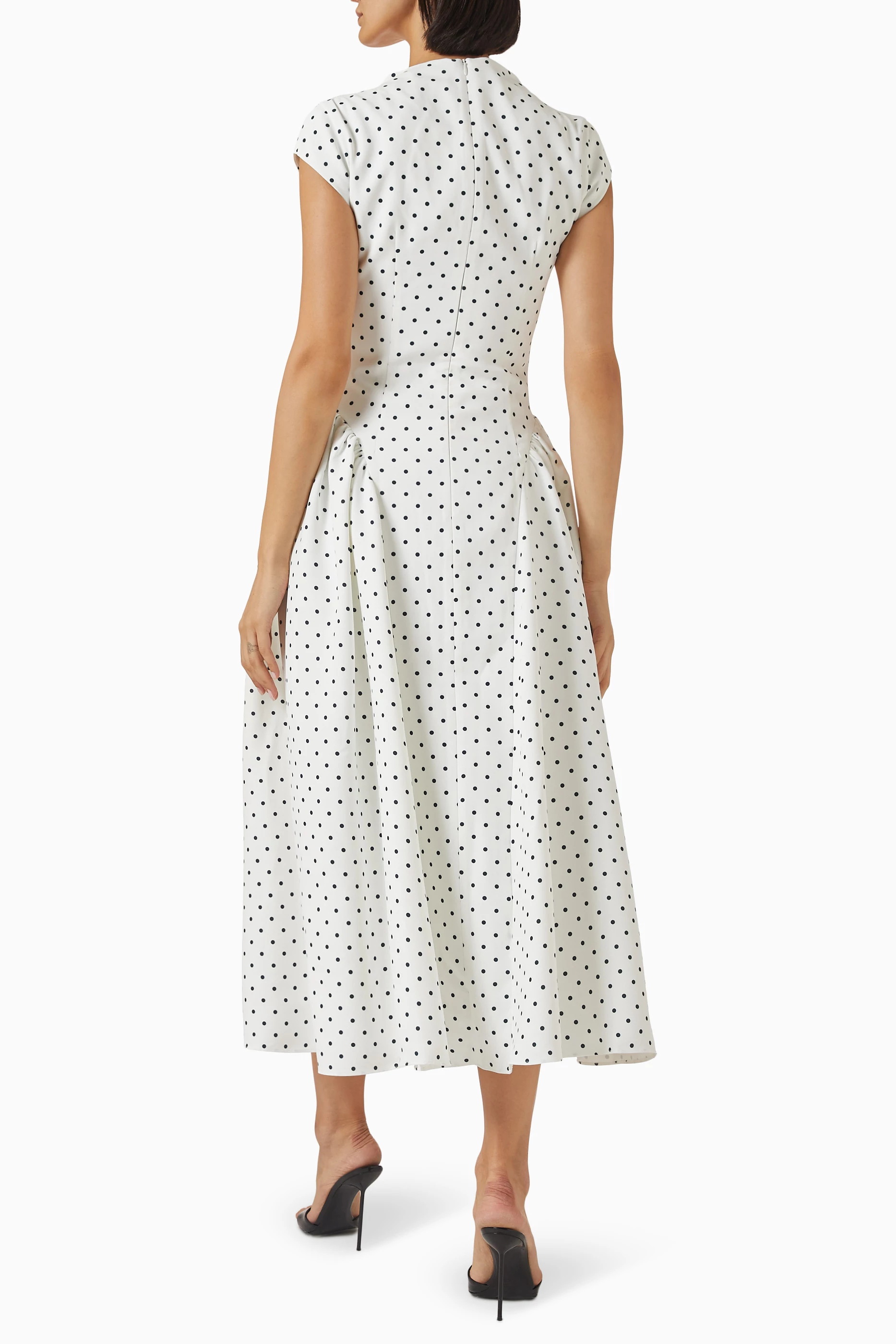 Robe Polkadots – Coupe Cintrée avec Ceinture & Manches Bouffantes