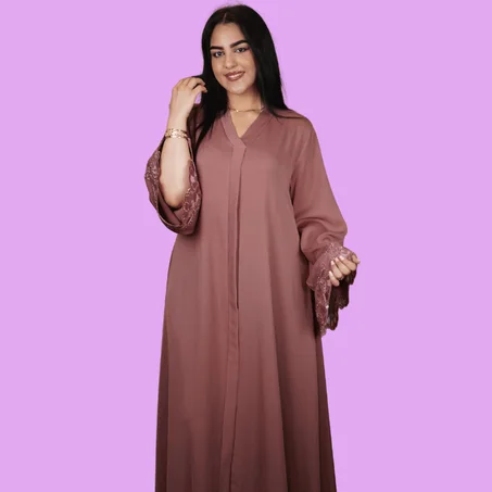 عباية نسائية أنيقة بتصميم عصري