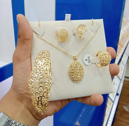 طقم ذهبي فاخر بنقشة مميزة 🪄