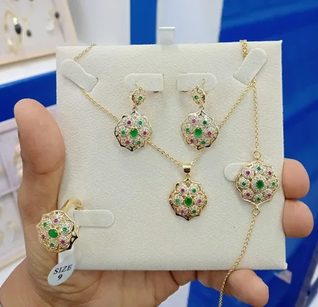 طقم فاخر بنقشة تراثية وأحجار ملونة جذابة 😍